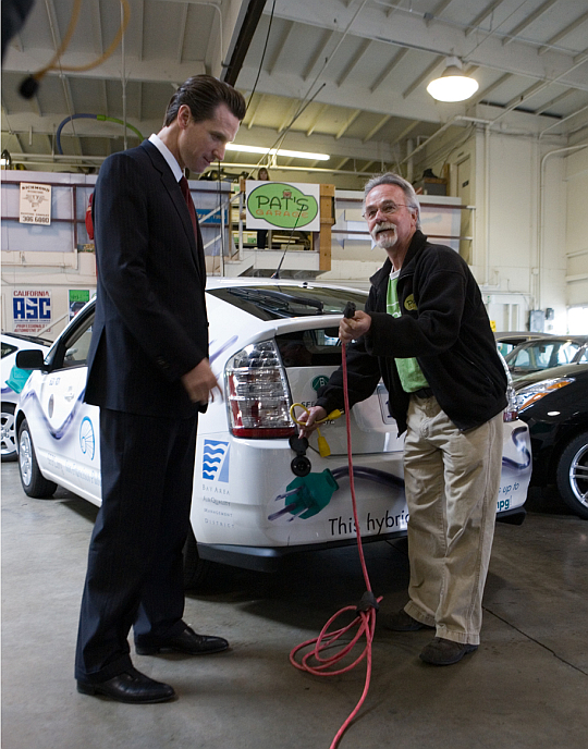 SF Mayor Gavin Newsom and Pat Cadam of Pat's Garage inspect the city's new plug-in Priuses